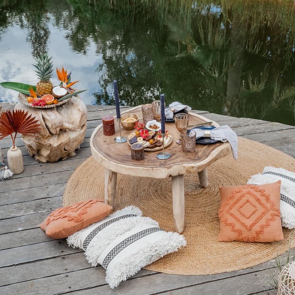 Décoration Ethnique Chic mêlant matières naturelles et touches exotiques pour un pique-nique raffiné.